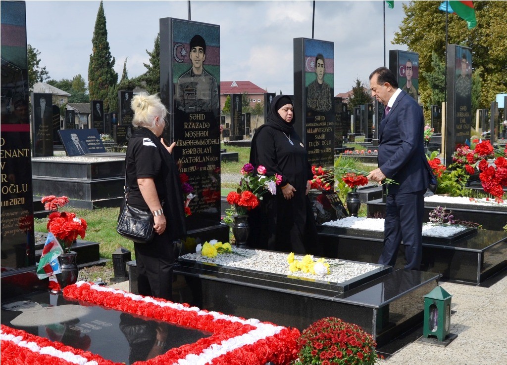 Taleh Qaraşov şəhidlərin məzarını ziyarət edib - FOTOLAR